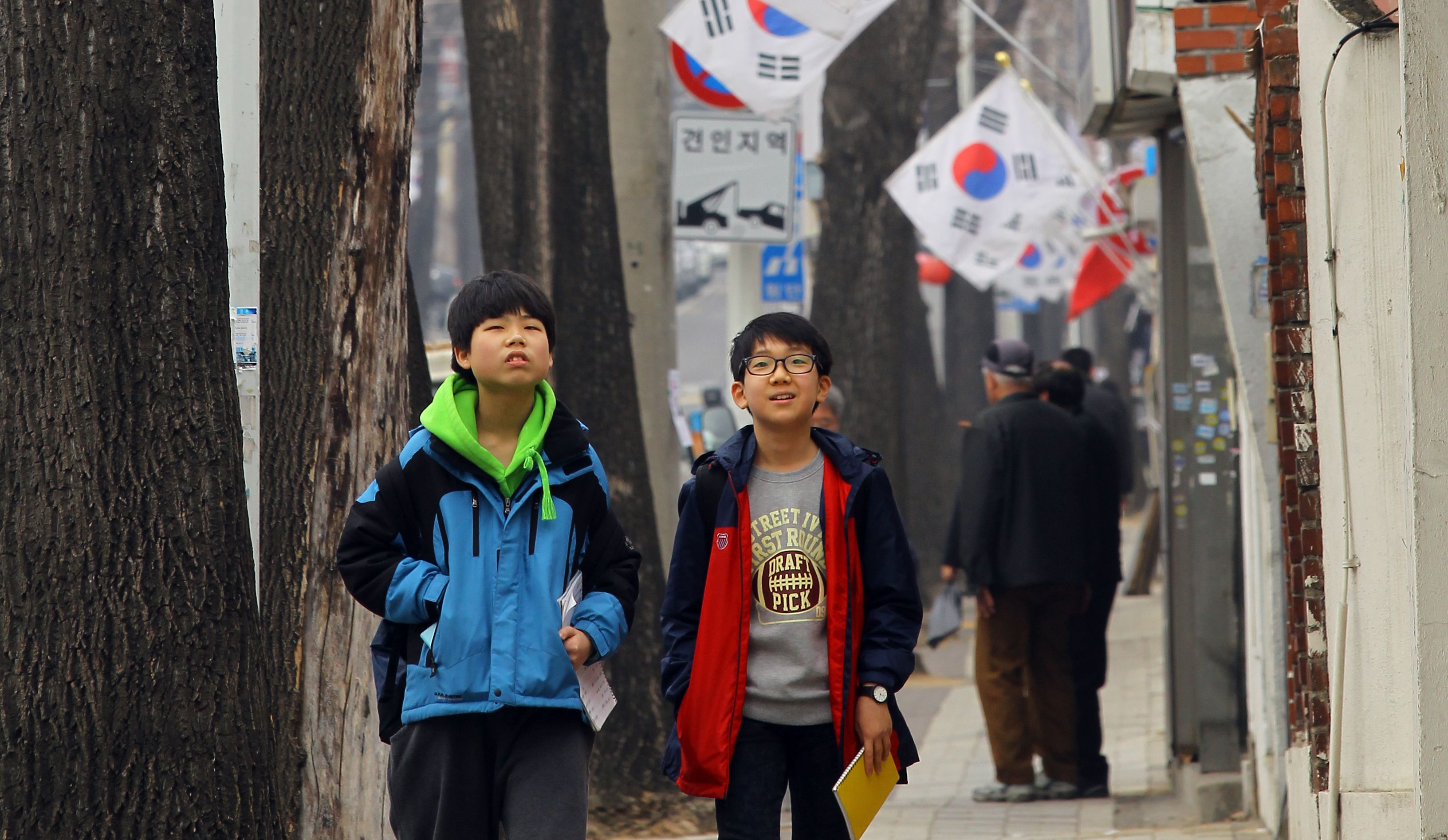 "태극기 휘날리는 수원 태극기 거리로 오세요"