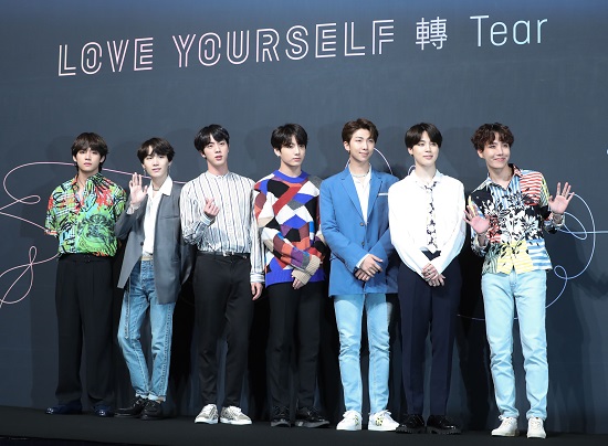 방탄소년단 '봄날' 깜짝 공개, '2018 BTS FESTA' < 문화 < 사회