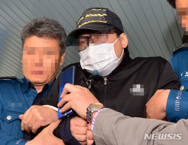 중학생 의붓딸을 살해·유기한 혐의를 받는 계부 A(31)씨가 7일 오전 광주 동부경찰서에서 검찰에 송치되고 있다.