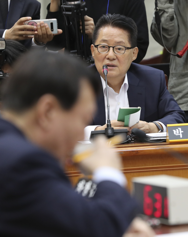 윤석열 검찰 총장에게 질의하는 박지원 대안정치연대 의원, 사진=뉴시스