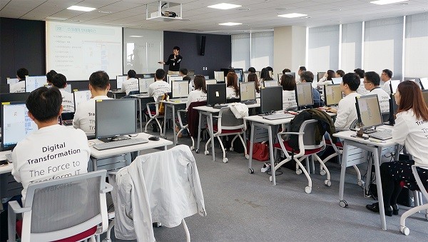 하나금융그룹 임직원들이 인천 청라에 위치한 하나글로벌캠퍼스에서 스크래치를 활용한 코딩교육을 받고 있다. 사진=하나금융그룹