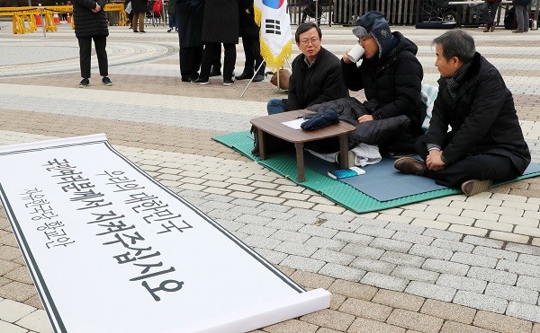 황교안 자유한국당 대표가 21일 오후 청와대 분수대 앞에서 이틀째 총체적 국정실패 규탄을 위한 단식 투쟁을 이어가고 있다. 사진=뉴시스