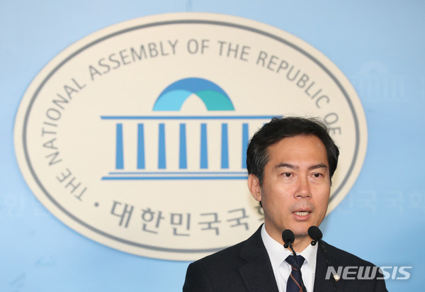김영우 자유한국당 의원이 4일 서울 여의도 국회에서 총선 불출마 선언 기자회견을 하고 있다. (사진=뉴시스)