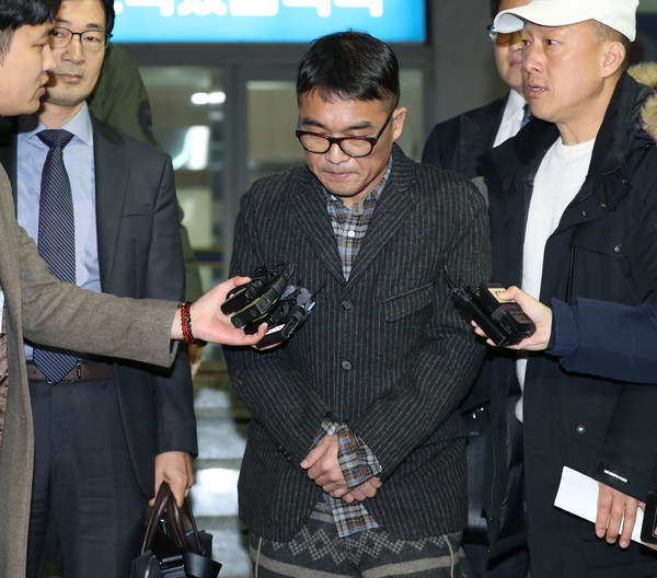 가수 김건모가 15일 오후 서울 강남경찰서에서 성폭행 혐의 조사를 받고 나와 취재진 앞에 서고 있다. 2020.01.15. 사진=뉴시스