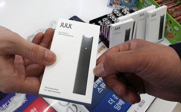 지난해 5월 국내 한 편의점에서 CSV 전자담배 '쥴(JULL)'이 판매되고 있다. 사진=뉴시스