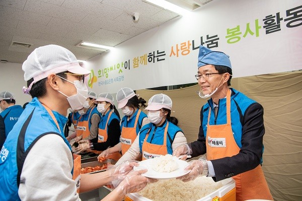 방문규(오른쪽 첫번째) 수출입은행장이 설명절을 앞두고 21일 오후 서울역 인근 무료급식소 ‘따스한 채움터’에서 배식 봉사활동을 하고 있다. 사진=한국수출입은행