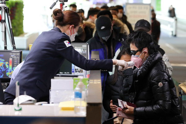 우한 폐렴(신종 코로나바이러스 감염증)에 대한 불안이 확산되고 있는 29일 인천국제공항 제1터미널에서 물안경과 마스크를 착용한 중국발 항공기 이용객이 발열검사를 받고 있다. 2020.1.29. 사진=뉴시스