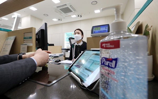 지난달 28일 서울 종로구 하나은행 광화문역지점에서 직원들이 마스크를 착용하고 업무를 보고 있다. 사진=뉴시스