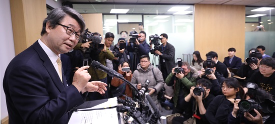김지형 삼성 준법감시위원장이 지난 1월 9일 기자간담회를 하고 있는 모습. 사진=뉴시스