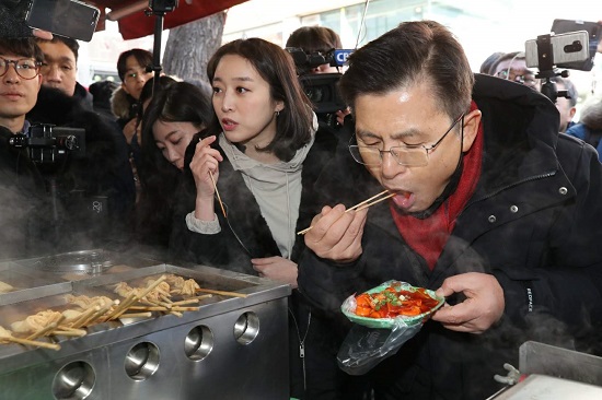 21대 총선에서 종로 지역구 출마선언을 한 황교안 자유한국당 대표가 9일 오후 서울 종로구의 한 분식집을 찾아 떡볶이를 먹고 있다. 사진=뉴시스