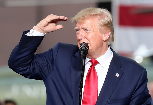 도널드 트럼프(Donald Trump) 미국 대통령이 30일 오후 경기 평택시 주한미군 오산 공군기지에서 연설을 하던 중 누군가를 찾아보고 있다. 2019.06.30. 사진=뉴시스