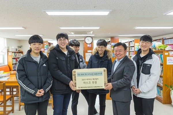 서울 양천구는 대일고등학교 생명과학동아리 BLC가 지난 14일 신월 6동 주민센터를 방문, '신종 코로나바이러스 감염증(코로나19)' 예방을 위해 저소득층에 마스크 16박스를 기부했다고 17일 밝혔다. 사진=뉴시스
