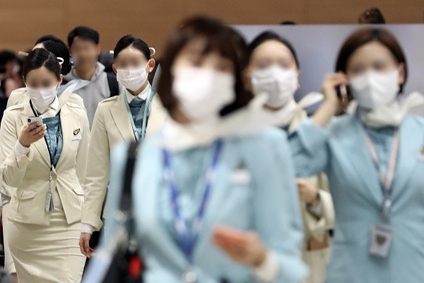 신종 코로나바이러스 감염증(코로나19)이 확산되고 있는 17일 오후 인천국제공항 제2여객터미널에서 승무원들이 마스크를 쓰고 이동하고 있다. 사진=뉴시스
