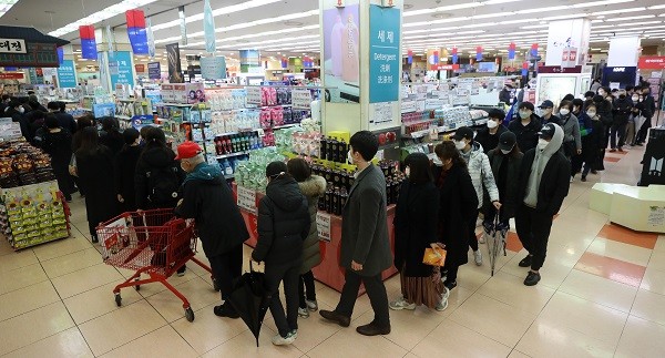 신종 코로나 바이러스 감염증(코로나19) 확산되는 가운데 25일 서울 시내의 한 대형마트에서 시민들이 입고된 마스크를 구매하기 위해 줄을 서고 있다. 사진=뉴시스