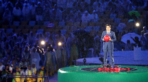 2016 브라질 리우올림픽 폐막식에서 아베 신조 일본 총리가 2020년 도쿄에서 개최되는 올림픽을 홍보하고 있다. 사진=뉴시스