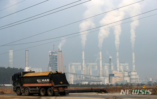 지난 2월 10일, 올해 겨울철 들어 첫 번째 비상저감조치가 내려진 충남 태안군 소재의 석탄가스화복합화력발전소 일대 모습이다. 사진=뉴시스