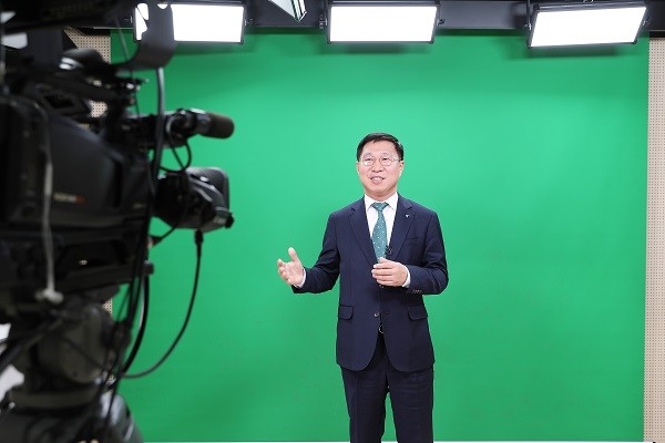19일, 하나생명 김인석 신임대표가온라인 영상으로 취임사를 발표하고 있다. 사진=하나생명