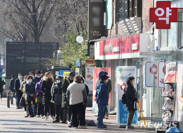 공적마스크 구매를 위해 약국 앞에 줄을 선 시민들의 모습이다. 사진=뉴시스.