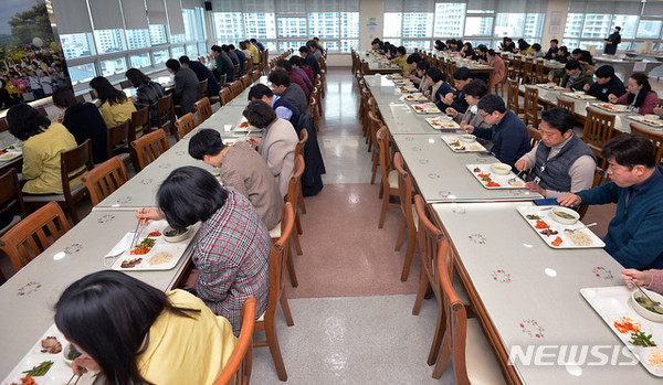 지난 28일, 대구 수성구 대구시 교육청 구내식당에서 직원들이 비대면 식사를 하고 있는 모습이다. 사진=뉴시스.