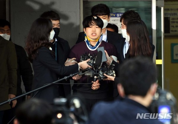 25일 오전 서울 종로경찰서에서 검찰로 송치되고 있는 텔레그램 'n번방' 박사방의 운영자 범인 조주빈의 모습이다. 사진=뉴시스.