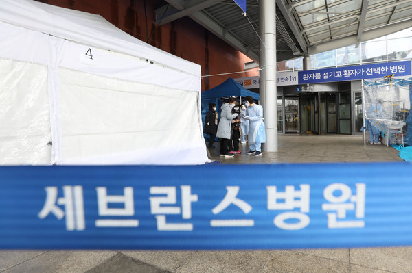 서울 서대문구 신촌세브란스병원에 마련된 신종코로나바이러스감염증(코로나19) 선별진료소에서 의료진이 방문 환자들을 안내하고 있다. 사진=뉴시스