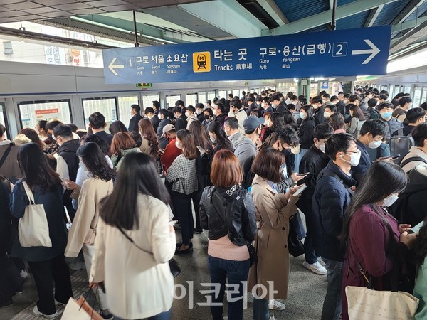 14일 오전 7시 50분, 역곡역에서 서울로 향하는 1호선 상행선을 기다리는 시민들의 모습이다.