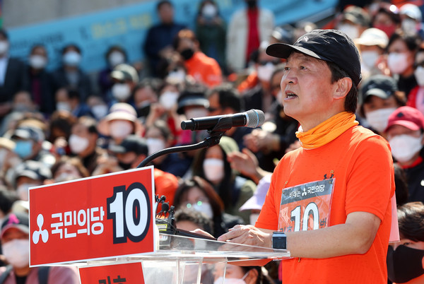 지난 1일부터 시작한 국토종주를 마친 안철수 국민의당 대표가 14일 서울 종로구 세종문화회관 계단에서 희망과 통합의 국민보고 기자회견을 하고 있다. 사진=뉴시스