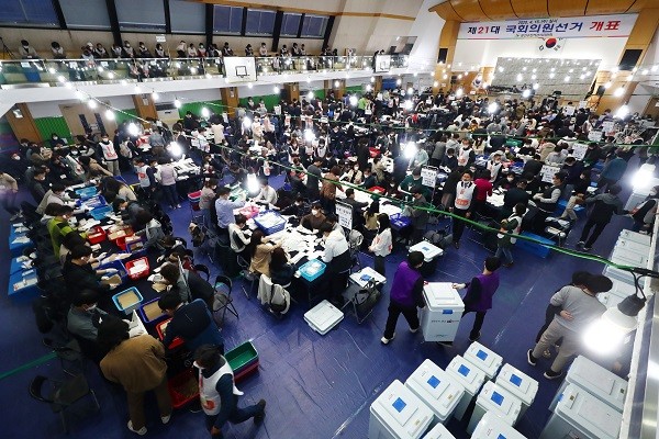 제21대 국회의원 선거 투표가 종료된 15일 서울 광진구 동국대사범대부속여자고등학교 체육관에 마련된 개표소에서 개표 사무원들이 개표작업을 하고 있다. 사진=뉴시스