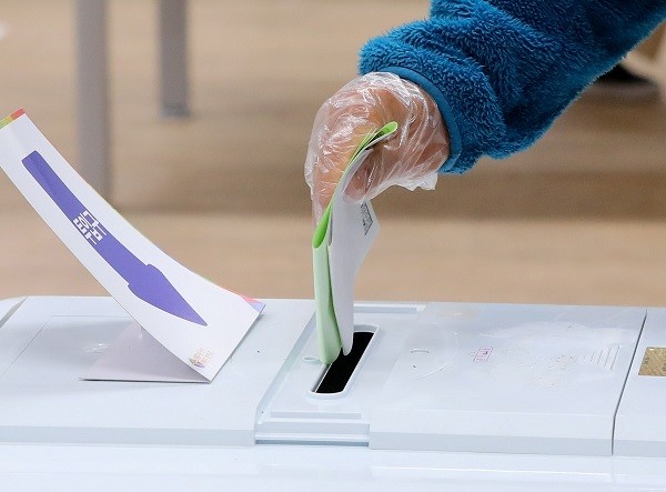 제21대 국회의원 선거일인 지난 15일 오전 제주시 한라중학교 체육관에 마련된 노형동 제5투표소에서 유권자들의 투표가 이어지고 있다. 사진=뉴시스