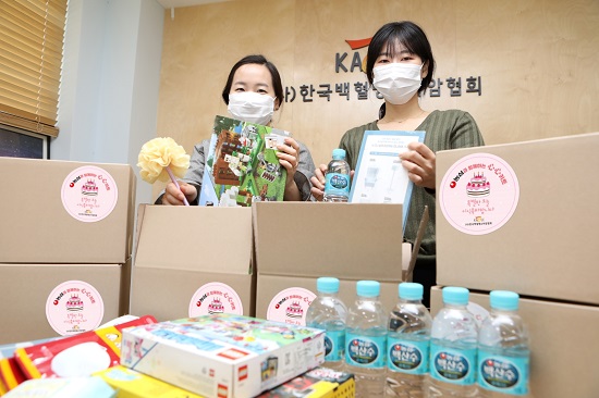 한국백혈병소아암협회 직원들이 농심 심심키트를 포장하고 있는 모습.사진=농심 제공
