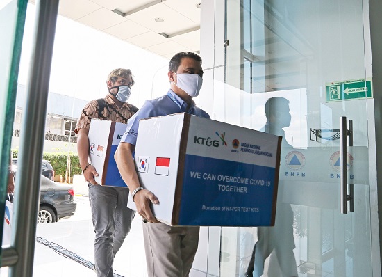 KT&G가 지난 5일 인도네시아 정부에 1억원 상당의 신종 코로나바이러스감염증(코로나19) 진단키트를 지원했다.사진=KT&G제공