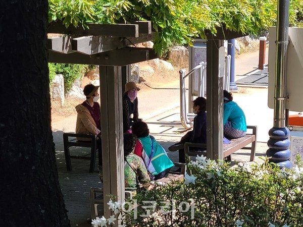 노년층 주민들이 경로당 대신 인근 놀이터에 모여 앉아 적막함을 달래고 있는 모습이다.