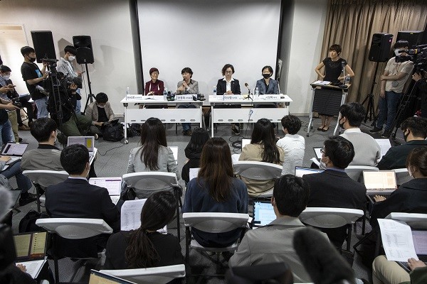 11일 오전 서울 마포구 인권재단 사람에서 정의기억연대가 일본군 위안부 피해자 기부금 관련 논란에 관한 기자회견을 하고 있다. 사진=뉴시스
