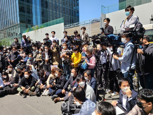 정의기억연대 수요집회 개최에 취재를 위해 몰린 각 언론사의 취재진들의 모습이다.