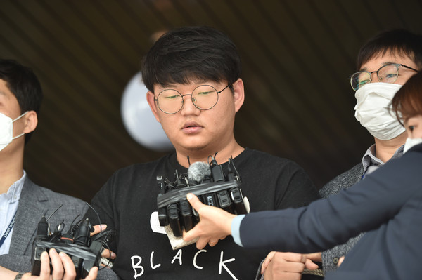 n번방 최초 개설자인 일명 '갓갓' 문형욱(24)이 18일 오후 경북 안동경찰서에 마련된 포토라인에서 "피해자들에게 죄송합니다"고 말한 뒤 검찰에 송치되고 있다. 사진=뉴시스