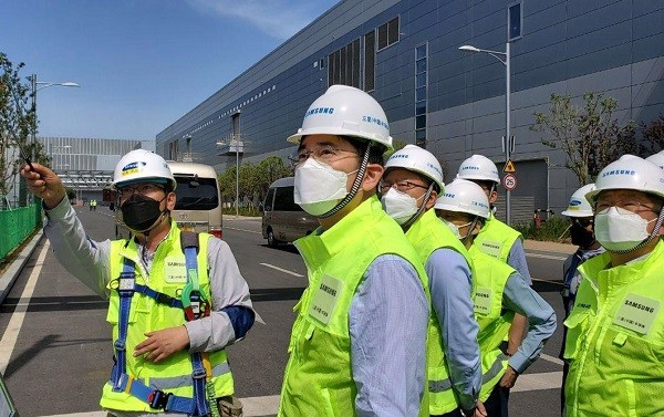 중국을 방문중인 이재용 삼성전자 부회장이 18일 중국 시안반도체 공장을 방문해 현장점검을 하고 있다. 사진=삼성전자