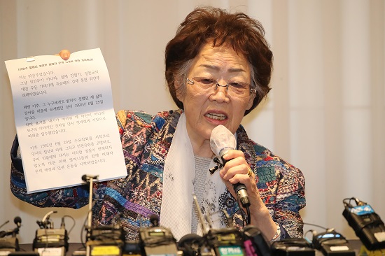 일본군 위안부 피해자인 여성인권운동가 이용수 할머니가 25일 오후 대구 수성구 인터불고호텔에서 기자회견을 하고 있는 모습.사진=뉴시스