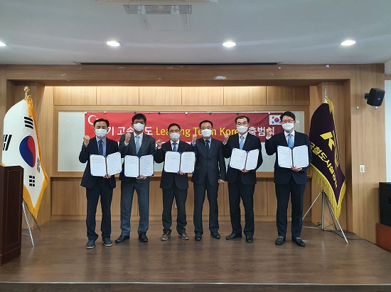 한국철도시설공단은 27일 철도 관계자 40여명이 참석한 가운데 공단 수도권본부에서 터키 할칼리～게브제 고속철도 사업수주를 위한 ‘리딩 팀코리아’(Leading Team Korea) 출범식을 개최했다.사진=한국철도시설공단 제공
