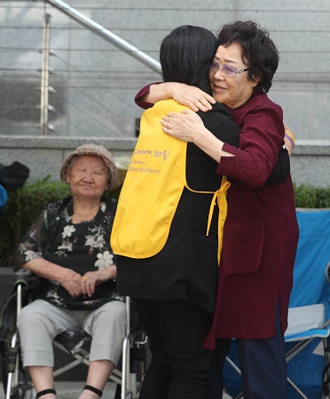 2018년 9월 일본군 성노예제 문제해결을 위한 정기수요시위가 열린 서울 종로구 옛 일본대사관 앞에서 위안부 피해자 이용수 할머니가 윤미향 정대협 상임대표와 포옹하고 있는 모습.사진=뉴시스