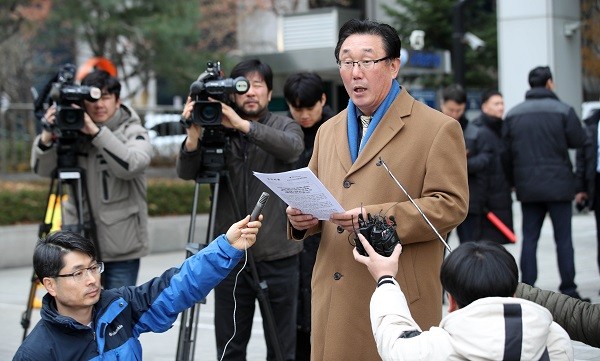 조붕구 키코 공동대책위원회 위원장이 지난해 12월 서울 영등포구 금융감독원 앞에서 기자회견을 하고 있다. 사진=뉴시스