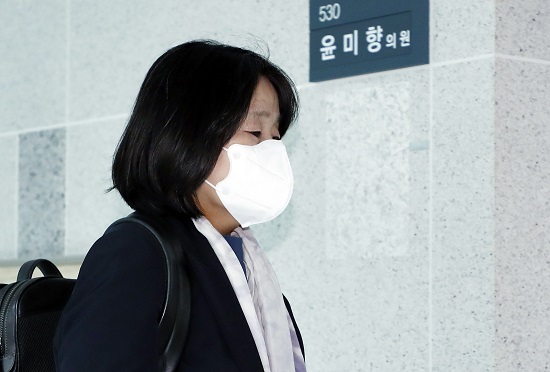 윤미향 더불어민주당 의원이 2일 서울 여의도 국회의사당 의원실로 출근하고 있다.사진=뉴시스