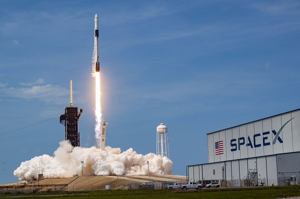 지난달 30일(현지시간) 스페이스X의 유인우주선 '크루 드래곤'을 실은 로켓 '팰컨9'가 미 플로리다주 케이프커내버럴 공군기지 케네디우주센터에서 발사되고 있다. 사진=스페이스X 트위터 갈무리