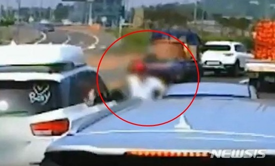 지난해 7월4일 제주시 조천읍한 도로 위에서 카니발 차량 운전자 A(34)씨가 주먹을 휘두르고 있다. (유튜브 영상 캡처)사진=뉴시스