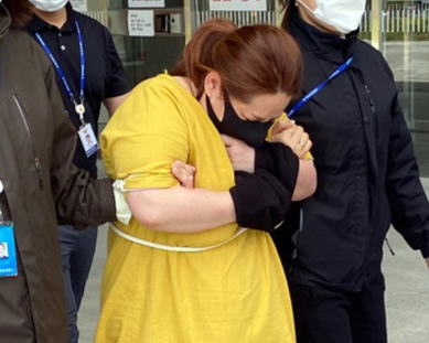 의붓아들을 여행용 가방에 가둬 의식불명 상태에 빠트린 혐의로 긴급체포 된 40대 여성이 3일 오후 영장실질심사를 받기 위해 대전지원 천안지원으로 향하고 있다. 사진=뉴시스