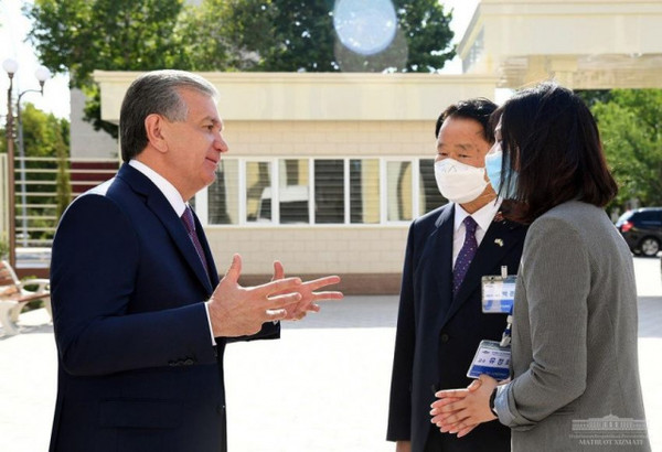 사진 = 우즈베키스탄 대통령과 만난 우즈베키스탄 한국국제대학교의 모습이다. (사진=우즈베키스탄 한국국제대학교 제공.)