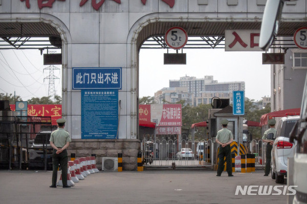 13일 중국 베이징 신파디(新發地) 농산물 도매시장 입구에 바리케이드를 친 채 경계를 서고 있는 중국 베이징 공안이다. 사진=뉴시스.