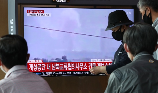 북한이 개성공단 내 남북공동연락사무소 청사를 폭파한 것으로 알려진 가운데 16일 오후 서울역에서 시민들이 관련 뉴스를 시청하고 있다. 사진=뉴시스