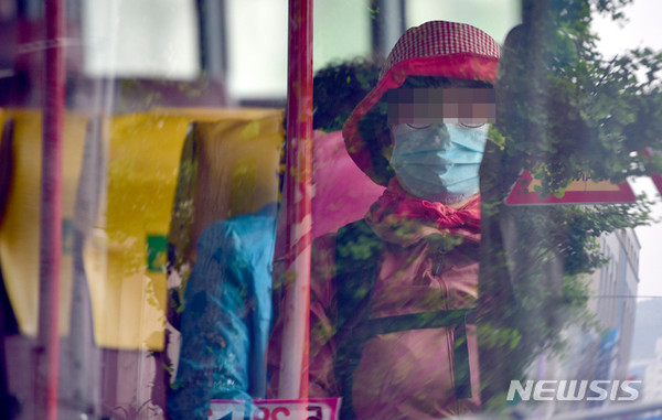 지난달 26일 광주 남구 봉선동의 한 버스에서 승객이 마스크를 착용한 채 목적지로 이동하고 있다. 신종 코로나바이러스 감염증(코로나19) 예방을 목적으로 대중교통 방역이 강화됐기 때문이다. 사진=뉴시스.