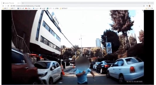 스쿨존 내 차량을 뒤쫓아오는 아이의 모습이 후방 블랙박스 영상에 담겼다. 사진 = 온라인 커뮤니티 갈무리.