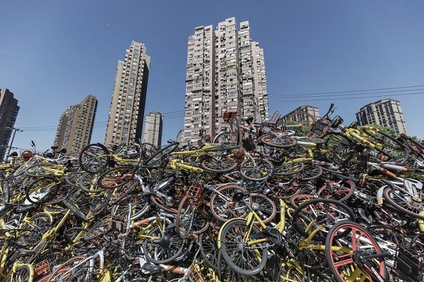 중국의 한 도시에 공유자전거가 무단으로 버려져있다. 사진=위키미디어 커먼스